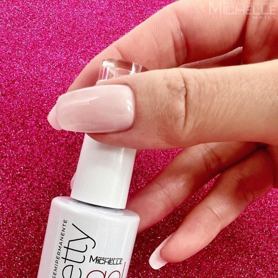 Vernis à ongles semi-permanent couleur Michellenails PRETTY Gel Semi-permanent Colour - 178 milky 2